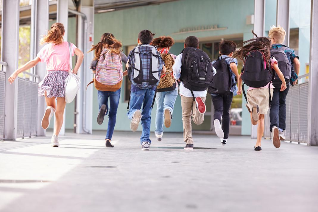 Bambini che corrono a scuola